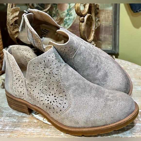 EUC Sofft “Barrosa” Laser Cut Light Grey and Silver Metallic Bootie. Size 7 - Picture 2 of 10